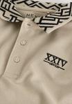 Поло GEO COLLAR SHORT SLEEVE Next, бежевый - фото 5
