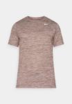 Футболка Nike Performance TEE NEW VENEER, Baroque Brown/Multi-Coloured - фото 5