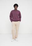 Толстовка Lyle & Scott SCRIPT CREW NECK, Dusky Maroon/Brown - фото 2