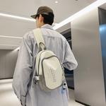 Сумка через плечо Deli Bear, бело-серая с брелоком - фото 10