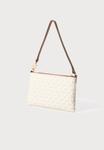 Сумка MICHAEL Michael Kors JET SET WRISTLET, Vanilla/Off-White - фото 3