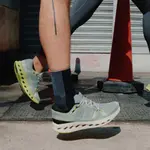 Кроссовки Cloudsurfer 2 для бега по дороге On, Glacier/Ivory - фото 12