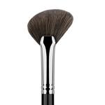 Угловая веерная кисть Eigshow Beauty F656 - фото 3