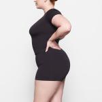 Футболка SKIMS Soft Smoothing Seamless, цвет Onyx - фото 3