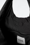 Маленькая сумка-тоут "облако" COS, черный - фото 4