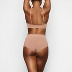 Шорты SKIMS Soft Smoothing Seamless, цвет Sienna - фото 4