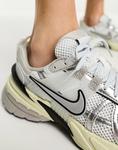 Бело-серебристые кроссовки унисекс Nike V2K Run - фото 3
