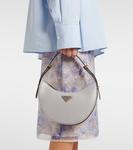 Арqué маленькая кожаная сумка через плечо Prada, Granito - фото 7