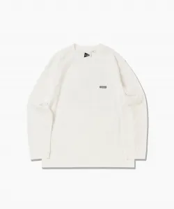 Футболка с длинными рукавами GRAMICCI × and wander с принтом на спине.