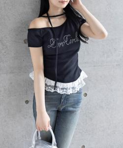 Многослойный топ с кружевной оборкой и логотипом.