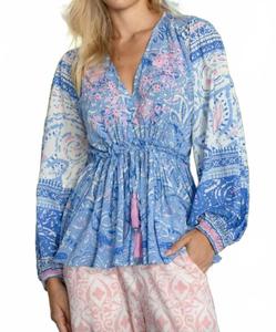Изящная блузка в стиле бохо с принтом в сине-розовых тонах Miss June Paris
