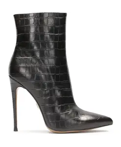 Элегантные высокие сапоги на шпильке с узором под кожу крокодила. Kazar, черный