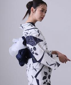 Удобный в ношении, двухкомпонентный комплект юката для взрослых, включающий пояс оби. Стильный, ретро, с возможностью выбора пояса оби. Подходит для женщин старше 40 лет.