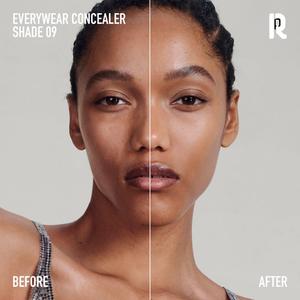 Увлажняющая сияющая сыворотка-консилер Everywear 24-Hour Hydrating Radiant Serum Concealer - 09 Rabanne, 09 (medium with pink undertones)