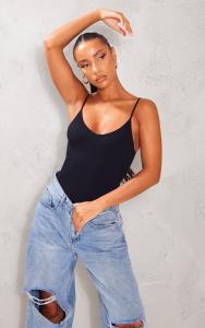 PrettyLittleThing Черное боди в рубчик с бретелями