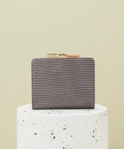 Двустворчатый кошелек с застежкой, имитирующей кожу ящерицы.