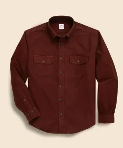 Повседневная рубашка из хлопчатобумажной замши с двумя карманами, традиционный крой.