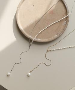 Длинная цепочка с жемчугом неправильной формы