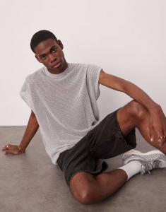 Майка свободного кроя с приспущенным плечом ASOS DESIGN серого цвета