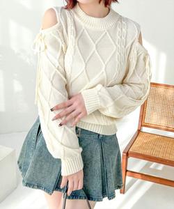 Топ вязаной вязки с открытыми плечами