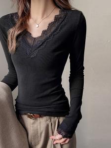 Женская блузка с V-образным вырезом и кружевом Doux Belle, цвет Black
