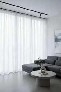 Белая вуалевая штора 300x160 см с многофункциональной сборчатой лентой - элегантная, простая в уходе, светофильтрующая, готовая к подвешиванию. Panczo-Decor