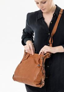 Сумка через плечо MRS TEA CAKE Aunts & Uncles, цвет caramel