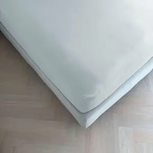 Простыня на резинке Kayori Emma, светло-голубая, 180x200 см, 100% хлопок-сатин, для матрасов высотой до 35 см Three Lilies B.V.