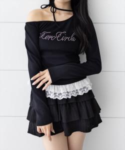 Многослойный топ с длинными рукавами, кружевной отделкой и логотипом.