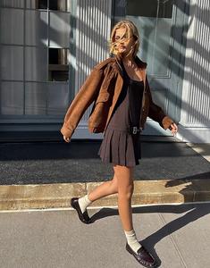 Коричневое мини-платье Bershka с бретелью через шею и поясом