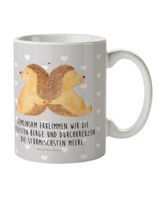 Детская кружка с изображением ежика, держащегося за руки и говорящего в пастельно-серых тонах Mr. & Mrs. Panda