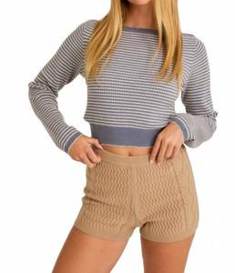 Полосатый свитер с лодочкой в сине-кремовой гамме LE LIS