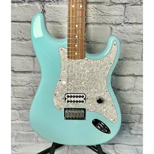 FENDER Tom DeLonge Stratocaster, гриф из розового дерева, Daphne Blue