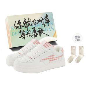JimiXiong Женские скейтерские кроссовки лоу-топ бело-розовые с коробкой и носками в подарок, цвет White Pink+Box+Gift Socks