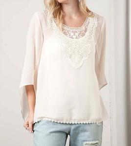 Кремовая блузка с кружевной вставкой и округлым вырезом KORI