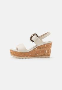 Босоножки на танкетке Sandali con tacco Marco Tozzi, слоновая кость