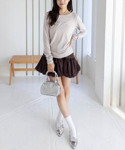 Топ с логотипом, украшенным стразами, и чокером.