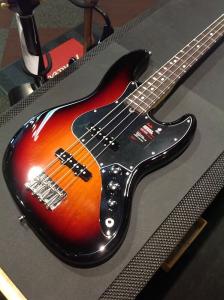 Fender American Performer Jazz Bass, накладка на гриф из палисандра, 3 цвета Sunburst — US19013923