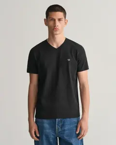 Футболка Gant "SLIM SHIELD V-NECK T-SHIRT" с небольшой вышивкой логотипа на груди, черный