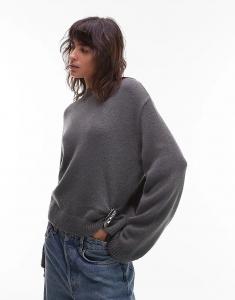 Вязаный джемпер ASOS DESIGN с круглым вырезом и серебристой металлической деталью в антрацитовом цвете