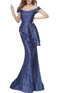 Вечернее платье с открытыми плечами и силуэтом русалка в темно-синем цвете JOVANI