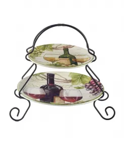 Двухуровневая сервировка в винодельне Meadow Brook Vineyard Certified International