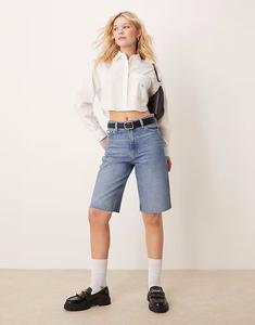 Кальвин Кляйн Джинс удлинённые бермуды-шорты в светлом оттенке денима