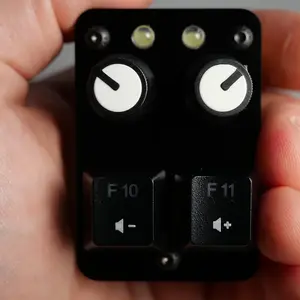 UseMidi madMidiMiniClassic Acrylic 2025 с 2 кнопками для нот, 2 потенциометрами и светодиодами