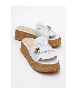 Сандалии Shara на платформе с плетеным бантом и пряжкой в ​​виде пчелы (женские) Prologue Shoes, белый