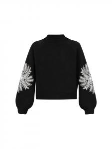 Женский свитер черно-белого цвета IZIA