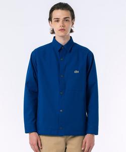 Ветрозащитная, водоотталкивающая рубашка-куртка с затягивающимся шнурком по низу.