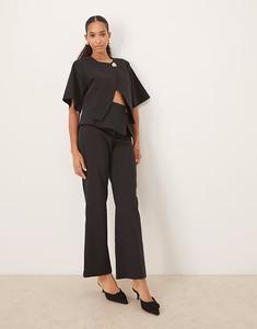 Брюки прямого кроя с золотистыми пуговицами черного цвета Asos Design