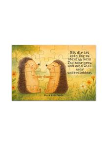 Mr. & Mrs. Panda Дизайн пазла «Ежик любит» с надписью, выполненной белым цветом