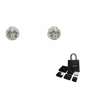 CHANEL Серьги-гвоздики унисекс Silver